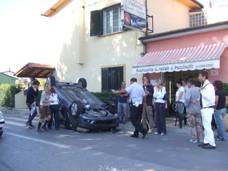 Auto si ribalta in via di Montramito. Tanta paura