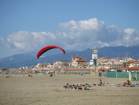Paura domenica in passeggiata sul mare : 1 parapendio con motore vola bassissimo