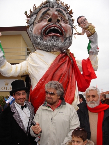Clamoroso! Non solo a Cento sfilano carri MADE in Viareggio degli anni precedenti ma anche quelli di quest'anno!