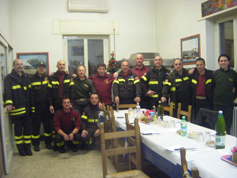 Vigili del fuoco in servizio, festeggiano il Capodanno in caserma, con tanto di cenone cucinato da due pompieri!
