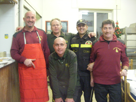Vigili del fuoco in servizio, festeggiano il Capodanno in caserma, con tanto di cenone cucinato da due pompieri!