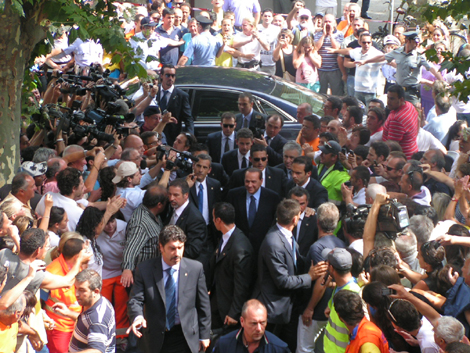 Applausi e fischi per l'arrivo di Silvio Berlusconi a Viareggio