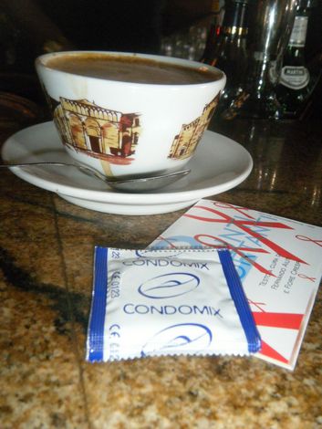 Caffè con preservativo: l'iniziativa a Pietrasanta ha fatto il pieno di gente!