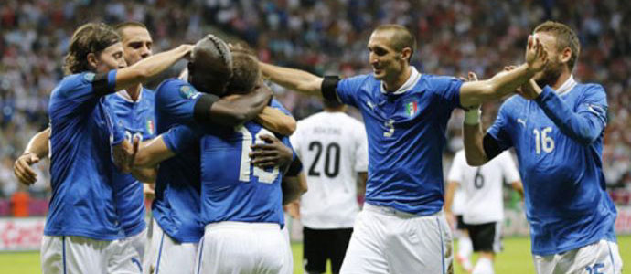 L'Italia annienta i tedeschi e vola in finale. VEDI LE FOTO DEL CAROSELLO IN PIAZZA MAZZINI!