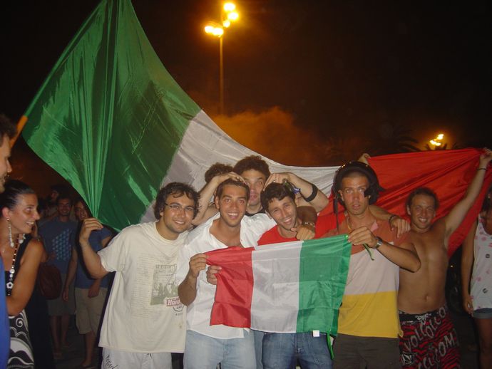 L'Italia annienta i tedeschi e vola in finale. VEDI LE FOTO DEL CAROSELLO IN PIAZZA MAZZINI!