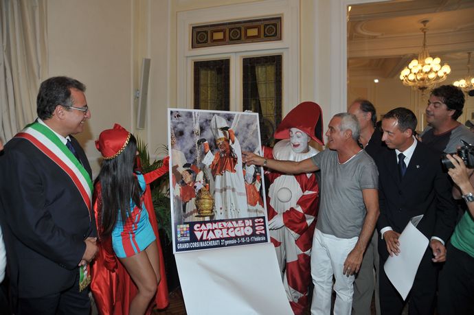 Svelato il manifesto ufficiale del Carnevale di Viareggio 2013. LE FOTO E IL VIDEO!