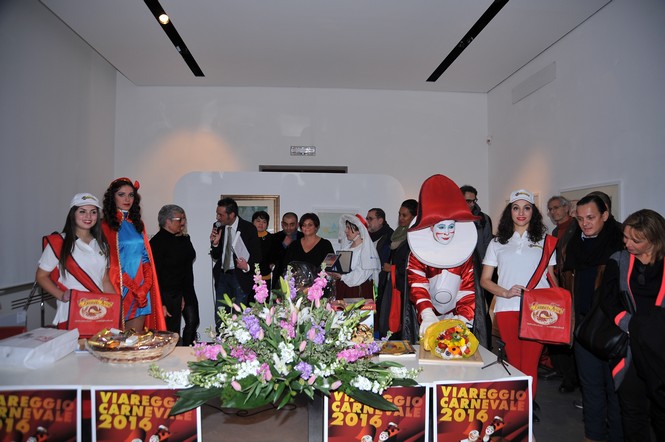 Ospiti e Delegazioni al primo corso mascherato. Assente alla conferenza stampa il Premio Burlamacco d'Oro Vittorio Sgarbi. LE FOTO!
