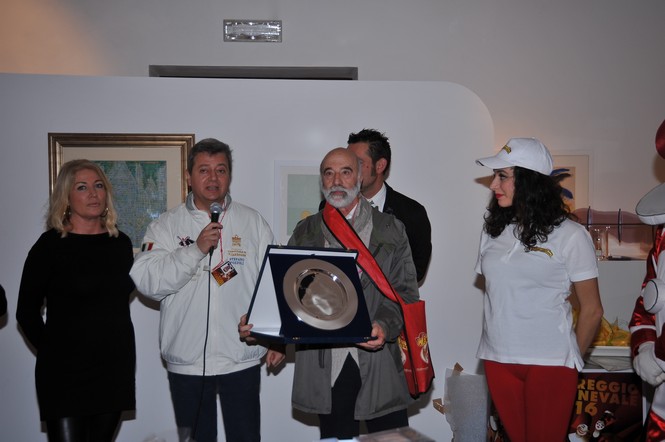 Ospiti e Delegazioni al primo corso mascherato. Assente alla conferenza stampa il Premio Burlamacco d'Oro Vittorio Sgarbi. LE FOTO!