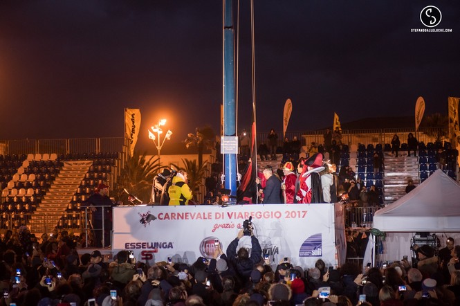Alzabandiera in piazza Mazzini davanti a centinaia di persone. LE FOTO!