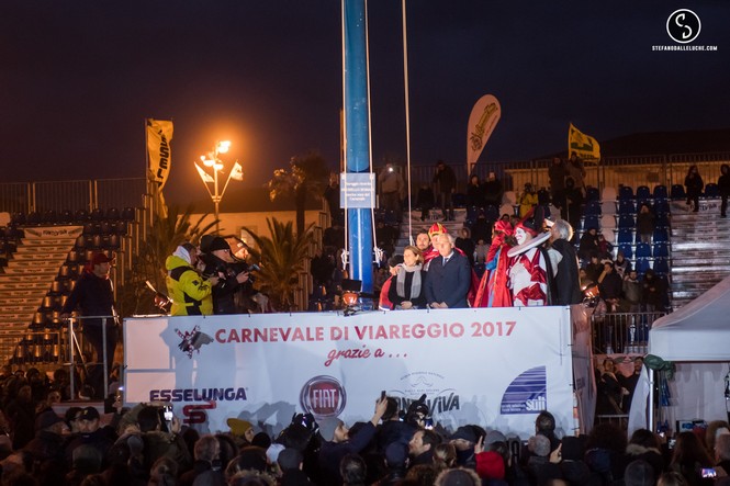 Alzabandiera in piazza Mazzini davanti a centinaia di persone. LE FOTO!