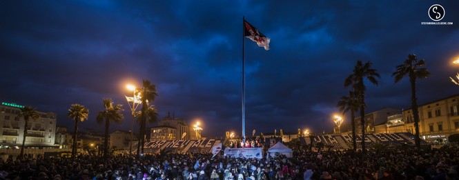 Alzabandiera in piazza Mazzini davanti a centinaia di persone. LE FOTO!