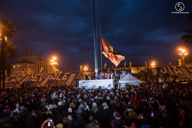 Alzabandiera in piazza Mazzini davanti a centinaia di persone. LE FOTO!