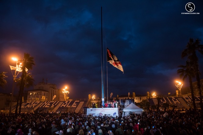 Alzabandiera in piazza Mazzini davanti a centinaia di persone. LE FOTO!