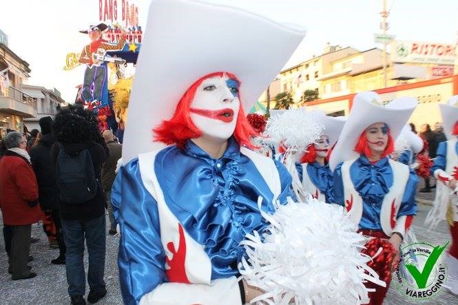 Al calar del sole prendono ... luce i carri