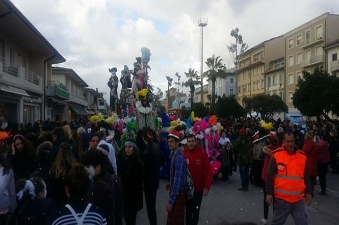 Il vento ferma le mascherate di gruppo e quelle isolate. Sfilano solo i carri