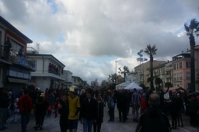 Il vento ferma le mascherate di gruppo e quelle isolate. Sfilano solo i carri