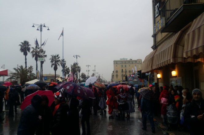 Pioggia fitta sul Carnevale