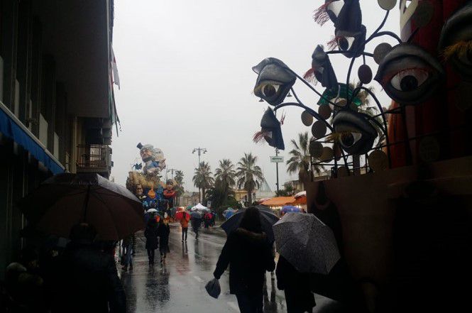 Pioggia fitta sul Carnevale