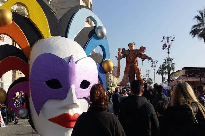 Secondo corso, un fiume umano per ammirare i carri di Viareggio