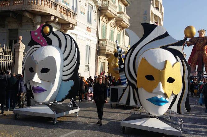 Secondo corso, un fiume umano per ammirare i carri di Viareggio