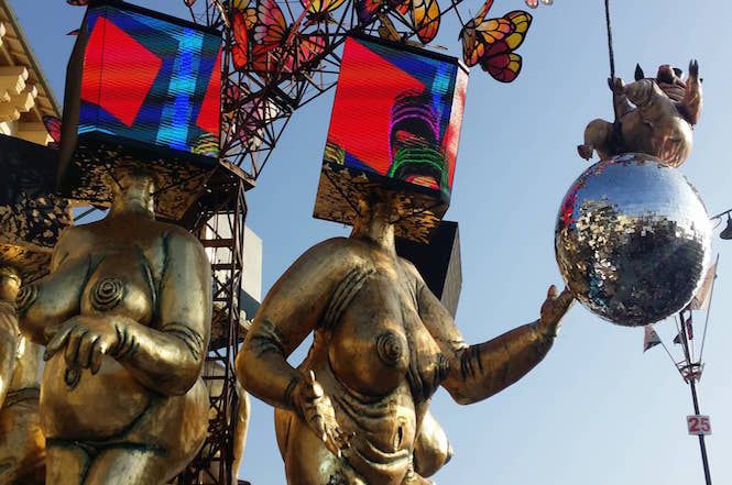 Secondo corso, un fiume umano per ammirare i carri di Viareggio