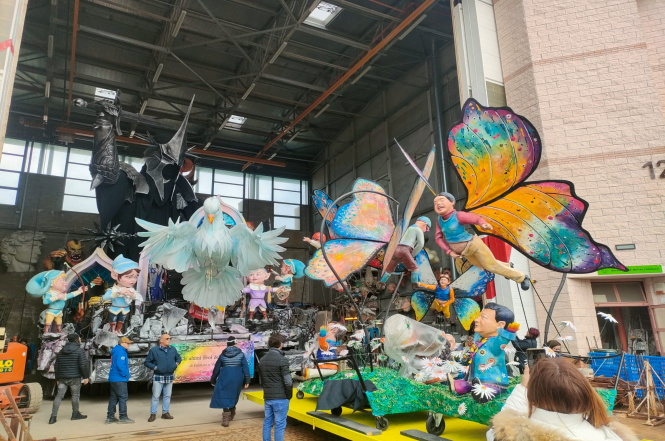 Non piove e la Cittadella si anima in attesa dell'uscita dei carri, prevista per le 12