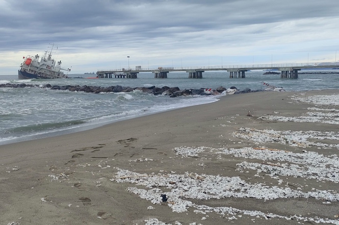 Quando verrà rimossa la "Guang Rong" incastrata nel pontile di Massa?