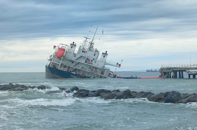 Quando verrà rimossa la "Guang Rong" incastrata nel pontile di Massa?