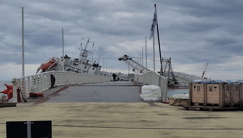 Quando verrà rimossa la "Guang Rong" incastrata nel pontile di Massa?