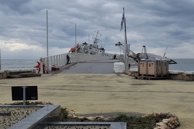 Quando verrà rimossa la "Guang Rong" incastrata nel pontile di Massa?