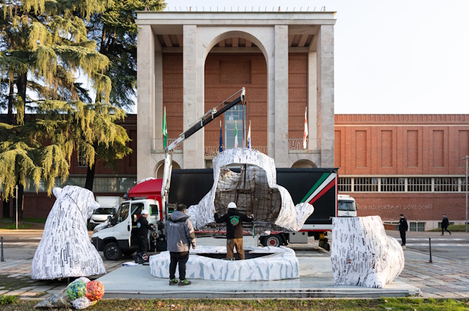 Per le Olimpiadi invernali viene esposto l’orso polare di Jacopo Allegrucci