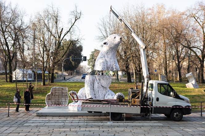 Per le Olimpiadi invernali viene esposto l’orso polare di Jacopo Allegrucci