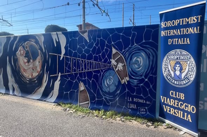 Sara Culli firma il murale "La distanza della Luna" in ricordo del disastro ferroviario