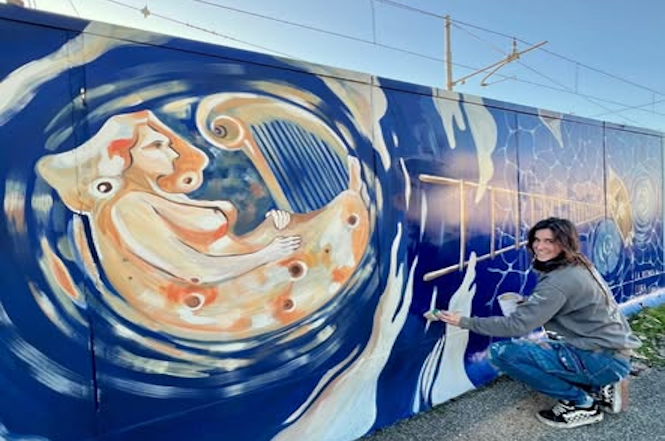 Sara Culli firma il murale "La distanza della Luna" in ricordo del disastro ferroviario