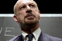 Sebastiano Lo Monaco in scena al Teatro Comunale di Pietrasanta con il Berretto a Sonagli