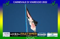 Viareggio baciata dal sole, bagno di folla per il 1°corso mascherato