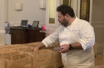 Chef Mancino prepara quasi 600 pasti realizzati per le famiglie bisognose.