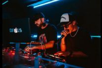 Wad al microfono e Dj Val S in consolle al Carnevale di Viareggio