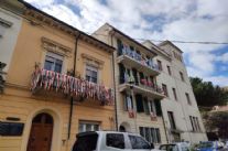 Viareggini distratti si dimenticano di addobbare i balconi