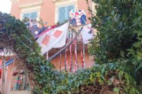 Passione per Burlamacco senza età: a 90 anni hanno addobbato balconi e cancello