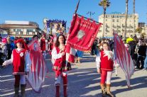 La festa pre corso continua. Ora è la volta degli sbandieratori di Pozzi