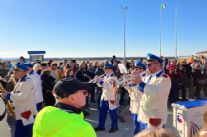 In attesa dell'alzabandiera sfila anche la Filarmonica Versilia