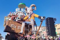 Prosegue la sfilata con il carro dei Cinquini e dei Lombardi