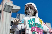 Ci si trucca in attesa del quarto corso, baciati dal sole