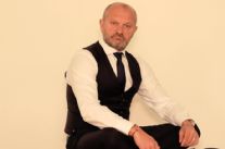 La Versiliana cala un asso della comicità per il Festival 2024: ANDREA PUCCI IL 16 E 17 AGOSTO