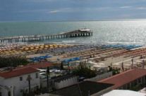 136 ombrelloni "sociali" in 16 stabilimenti balneari di Lido