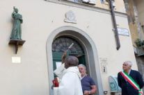 Camaiore omaggia San Bernardino di Siena con una statua in bronzo