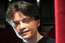 Al teatro de La Versiliana il comico toscano Canini torna con "Vado a vivere con me