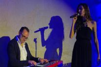 Il duo Bongianni e Maghelli in piazza Garibaldi cantando jazz e musica popolare