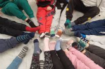 Seravezza, a scuola con i calzini spaiati: un messaggio di solidarietà verso i poveri